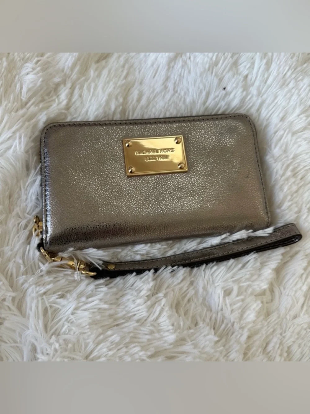Michael Kors Women's Metallic Silver Multi Function Phone Case- Wristlet NWT